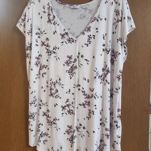 Reitmans White and Purple Floral V-Neck Top